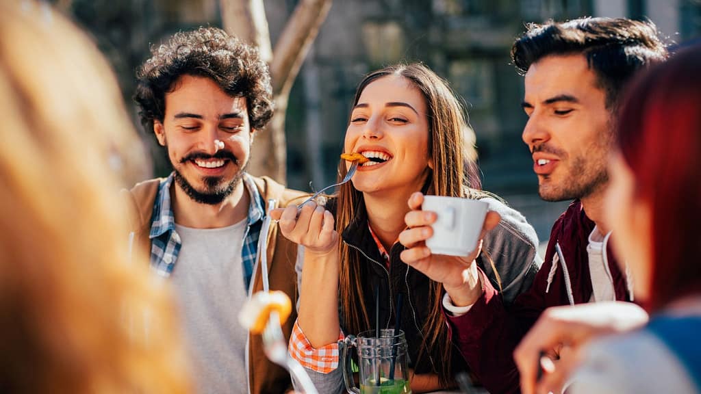 Skuteczna reklama restauracji – 10 porad dotyczących marketingu w gastronomii 2 marketing szeptany opinie w restauracji