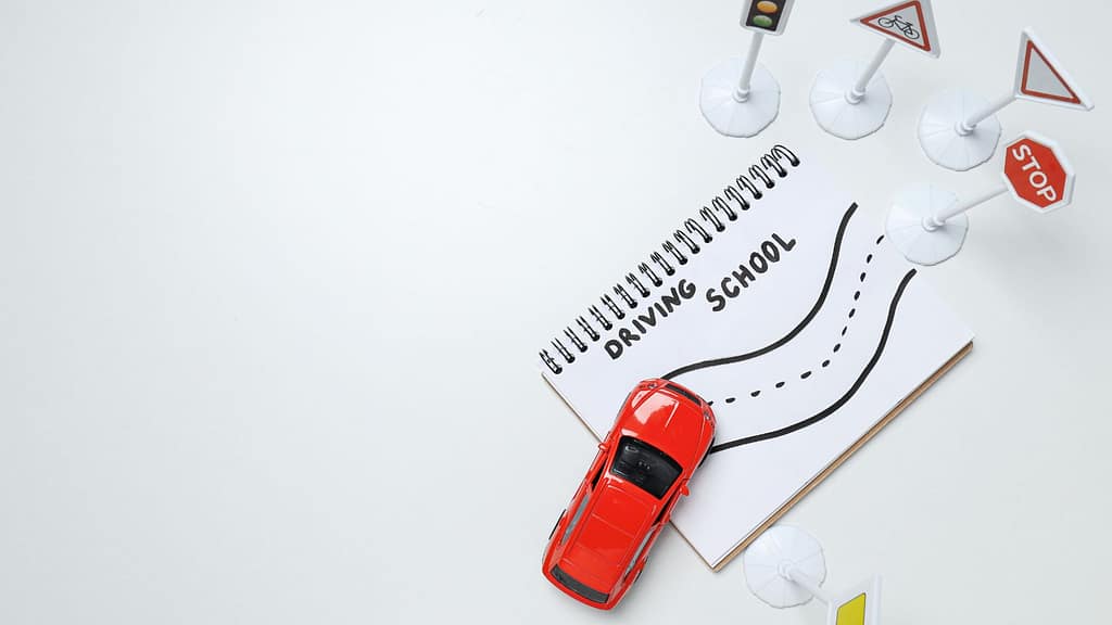 Reklama szkoły jazdy – jak przyciągnąć kursantów w 2025 roku? 2 nauka jazdy reklama schemat grafika